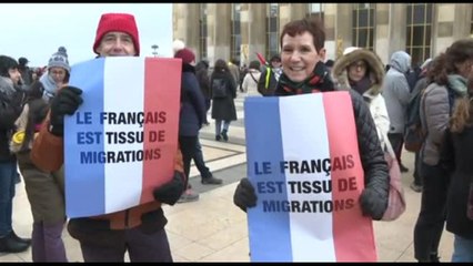 A Parigi sfilano in migliaia contro la legge sull'immigrazione