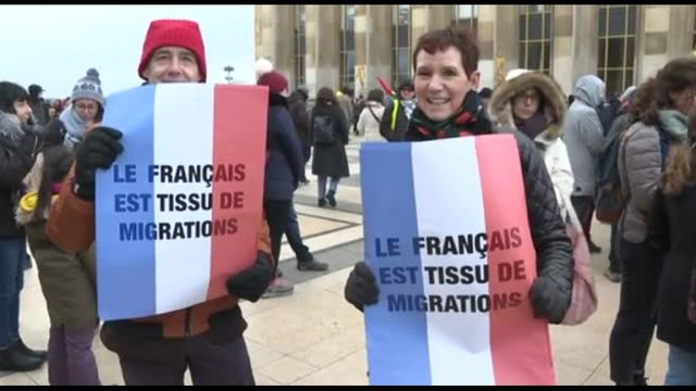 A Parigi sfilano in migliaia contro la legge sull'immigrazione