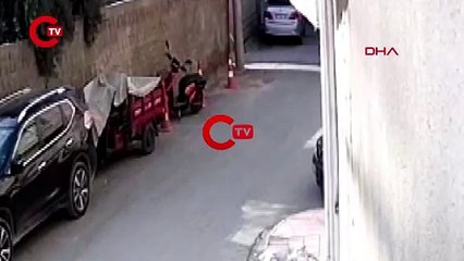 TELEFON ÇALAN ŞÜPHELİ, AYAĞI TAKILINCA DÜŞTÜ; O ANLAR KAMERADA