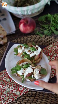 Tartines roquette, pêches rôties et burrata : l'association sucrée-salée super gourmande !