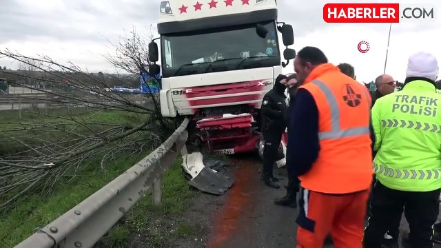 Lastiği patlayan tır emniyet şeridindeki otomobile çarptı