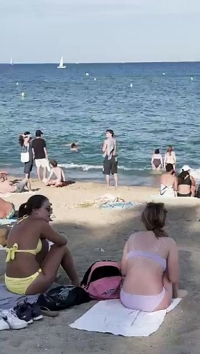 _Sun_bath_at_Barcelona_beach(360p)(1)