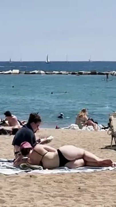 _Nice_day_at_Barcelona_beach(240p)