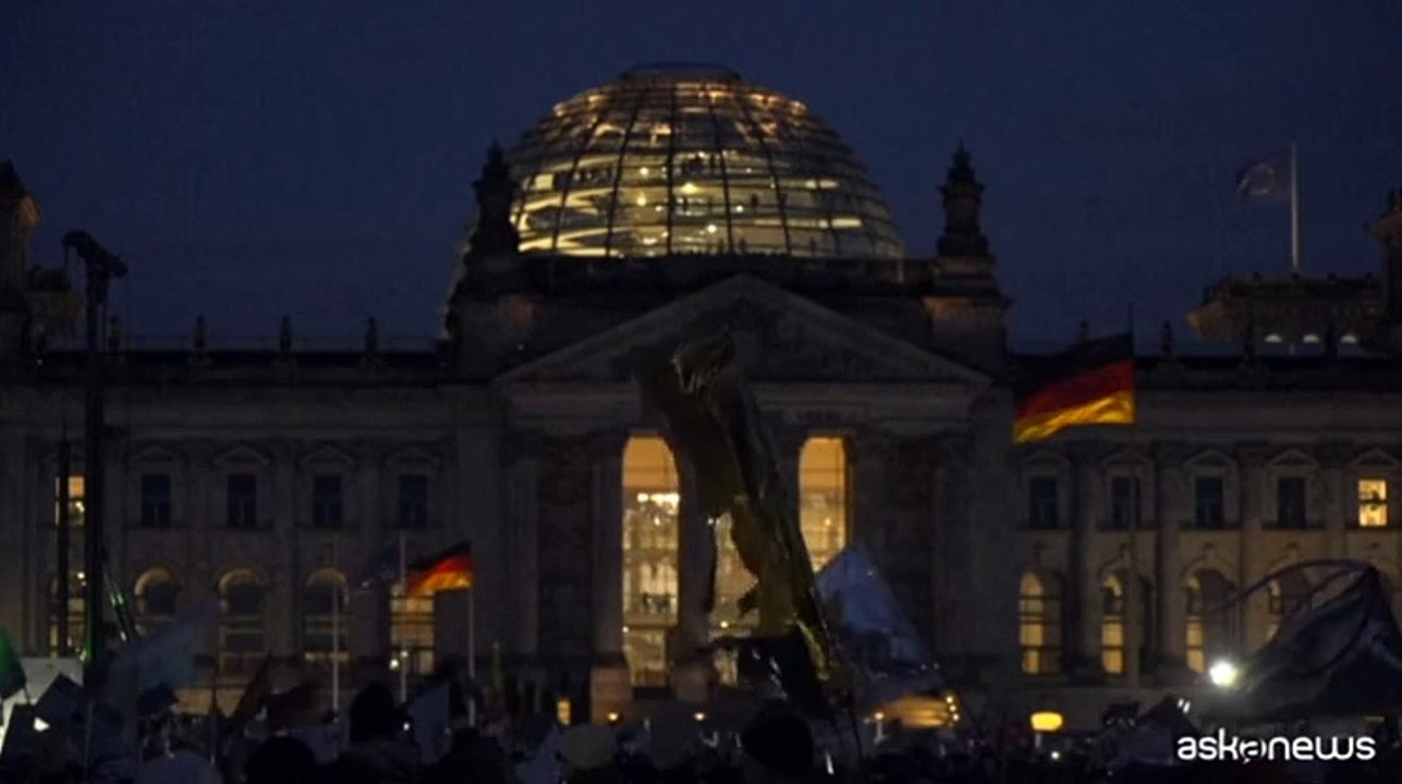A Berlino migliaia di luci accese davanti al Reichtstag contro l'AfD