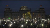 A Berlino migliaia di luci accese davanti al Reichtstag contro l'AfD