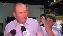 #Australie Risque du #métier ! Quand durant une #interview, un #politicien répond par des coups de #poings à une agression à l’œuf perpétrée par un #adolescent ! #Réponse #disproportionnée selon vous ?