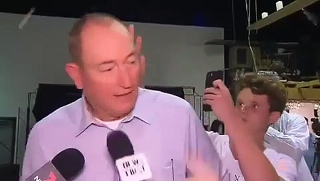 #Australie Risque du #métier ! Quand durant une #interview, un #politicien répond par des coups de #poings à une agression à l’œuf perpétrée par un #adolescent ! #Réponse #disproportionnée selon vous ?