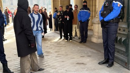 VIDÉO GALA - Squeezie : arrivée remarquée pour le youtubeur au défilé Loewe