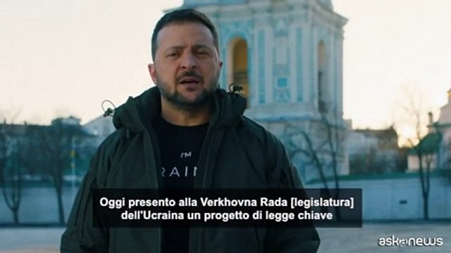 Ucraina, Zelensky offre la cittadinanza ai foreign fighters