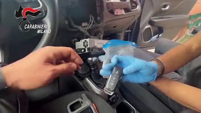 Milano, sgominata la banda che ha rubato decine di auto su commissione: il video dei furti