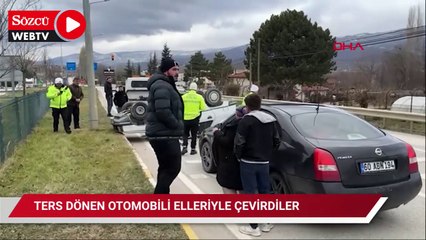 Kontrolden çıkan otomobil ters döndü, elleriyle çevirdiler