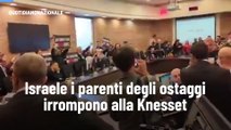 Israele i parenti degli ostaggi irrompono alla Knesset