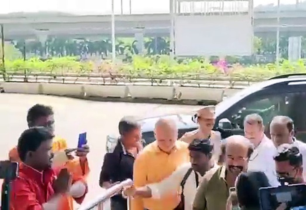 अयोध्या के लिए रवाना हुए रजनीकांत और धनुष