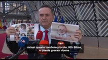 Il ministro Katz a Bruxelles mostra le foto degli ostaggi israeliani