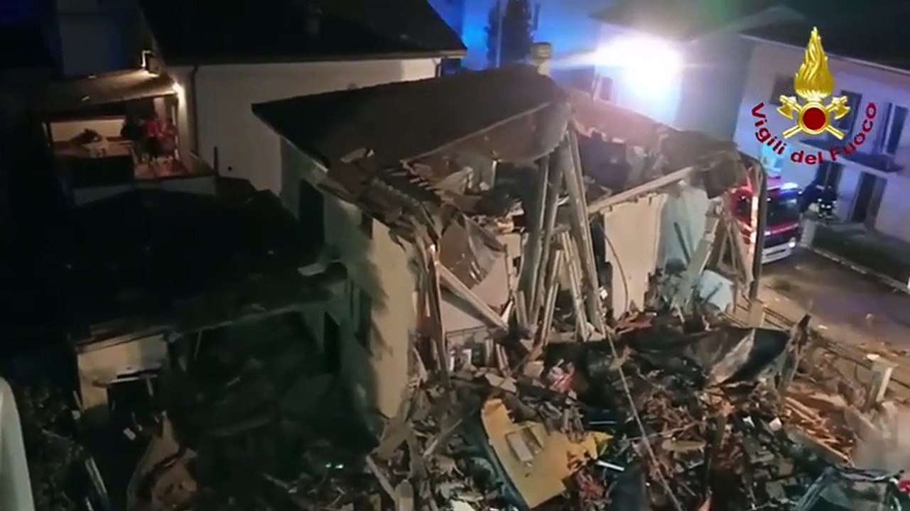 Modena: crolla parte di una palazzina, soccorsa una donna sotto le macerie