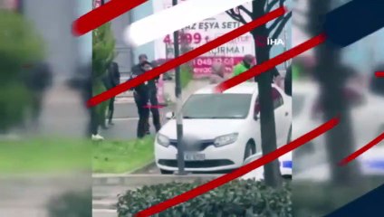 Esenyurt'ta bıçaklı saldırgan dehşeti! Önüne geleni bıçaklayıp böyle kaçtı