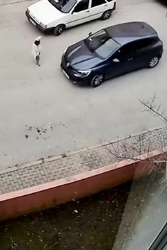 La bonne nouvelle du jour : À 2 cm près ! Quel beau réflexe !! Au diable les dégâts matériels : l’enfant est en vie !!! #accident_de_circulation #accident #surveillance #bonreflexe #reflexes