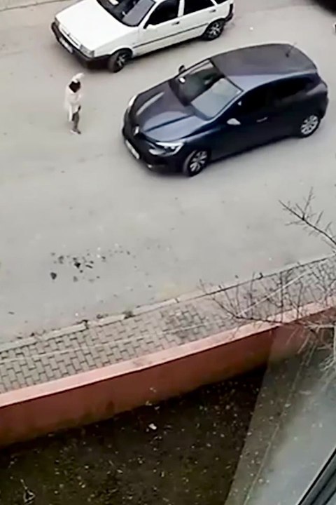 La bonne nouvelle du jour : À 2 cm près ! Quel beau réflexe !! Au diable les dégâts matériels : l’enfant est en vie !!! #accident_de_circulation #accident #surveillance #bonreflexe #reflexes