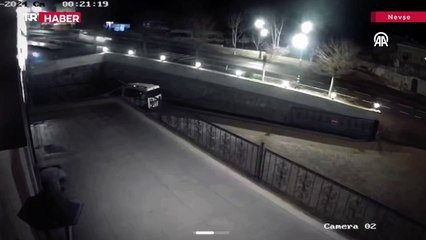 Otomobil iş yerinin bahçesine düştü