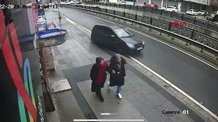 Esenyurt’ta dehşet: Önüne geleni bıçakladı!