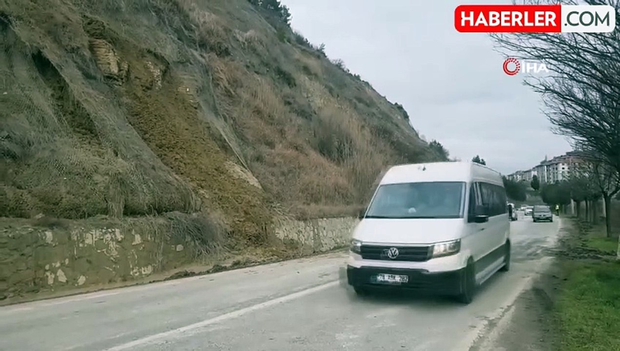 Yağış Sonrası Karayolunda Toprak Kaymaları