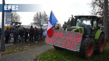 Agricultores franceses bloquean en Perpiñán la autopista en dirección de España