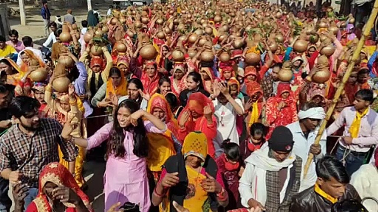 रंग बिरंगी रोशनी से सजाए मंदिर, जन- जन की जुबां...