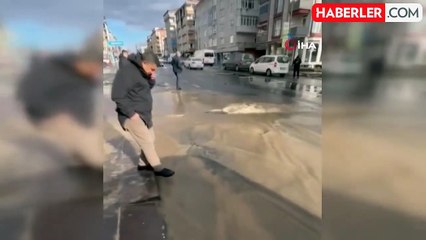 Tazyikli su patlaması sonucu cadde göle döndü