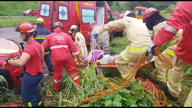 Quatro pessoas ficam feridas em capotamento na rodovia BR-163