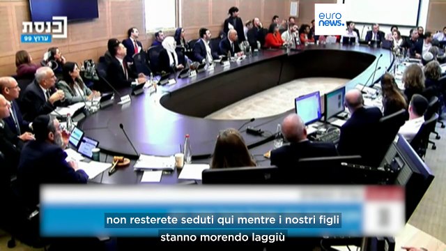 Gerusalemme, i parenti degli ostaggi fanno irruzione nella Knesset: Restituiteceli vivi