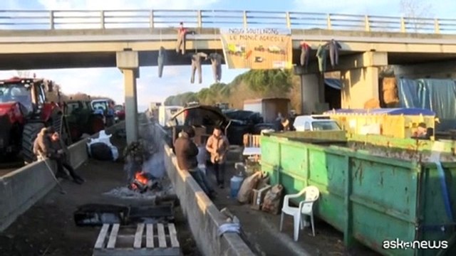 In Francia continua il blocco stradale degli agricoltori nella regione dell'Occitania