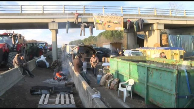 In Francia continua il blocco stradale degli agricoltori nella regione dell'Occitania