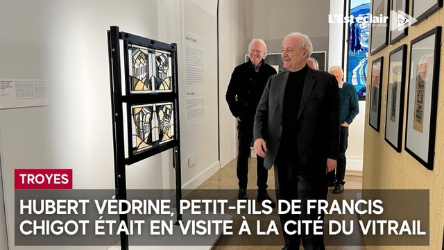 Hubert Védrine, petit-fils de Francis Chigot était en visite à la Cité du vitrail