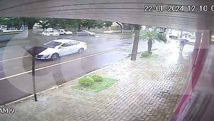 Câmera registra colisão frontal na Rua Paraná