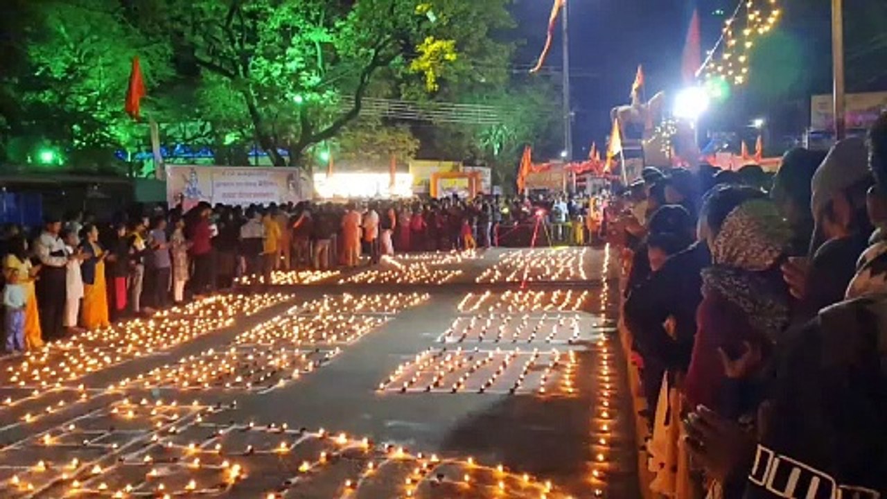 दीयों की रोशनी और आतिशबाजी से छाई सतरंगी छटा
