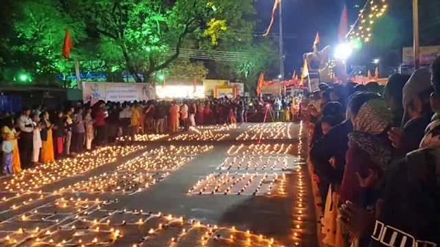 दीयों की रोशनी और आतिशबाजी से छाई सतरंगी छटा
