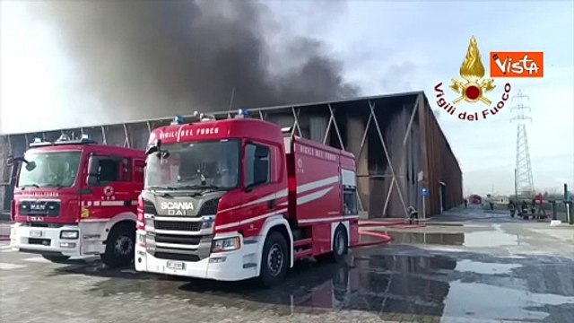 Incendio a Cavenago di Brianza lungo la A4, in fiamme azienda agricoltura verticale