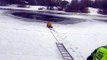 O momento em que bombeiro entra em lago gelado e salva cão