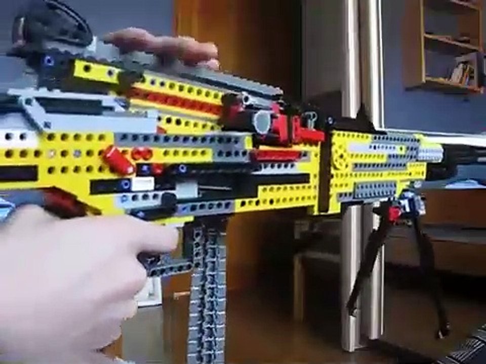 Une mitraillette LEGO qui fait très mal