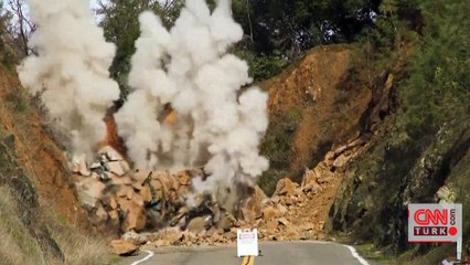ABD'de kayarak yolu kapatan kayalar patlatılarak imha edildi