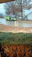 Dramático video: Un carro bombero gira sin control sobre una calle congelada en EEUU