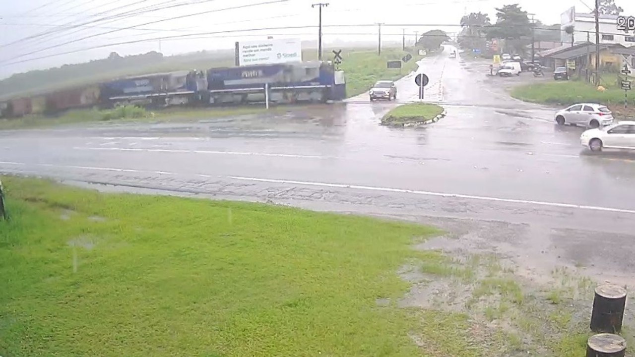 Carro atinge trem no Norte de SC