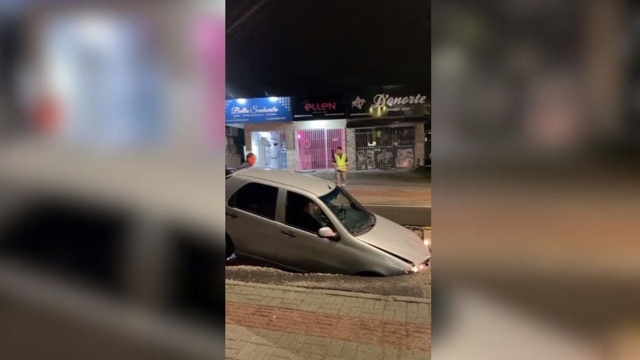 Asfalto cede, e carro cai em cratera no Norte de Florianópolis - Vídeo ...