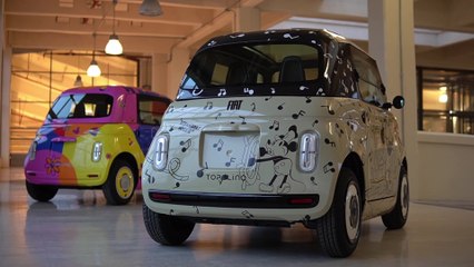 Im Stil von Micky Maus lackierte Fiat Topolino begrüßen Besucher im Shopping Centre in Turin