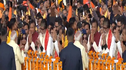 राम मंदिर की भीड़ में अमिताभ बच्चन के पास पहुंचे पीएम मोदी, जोड़े हाथ