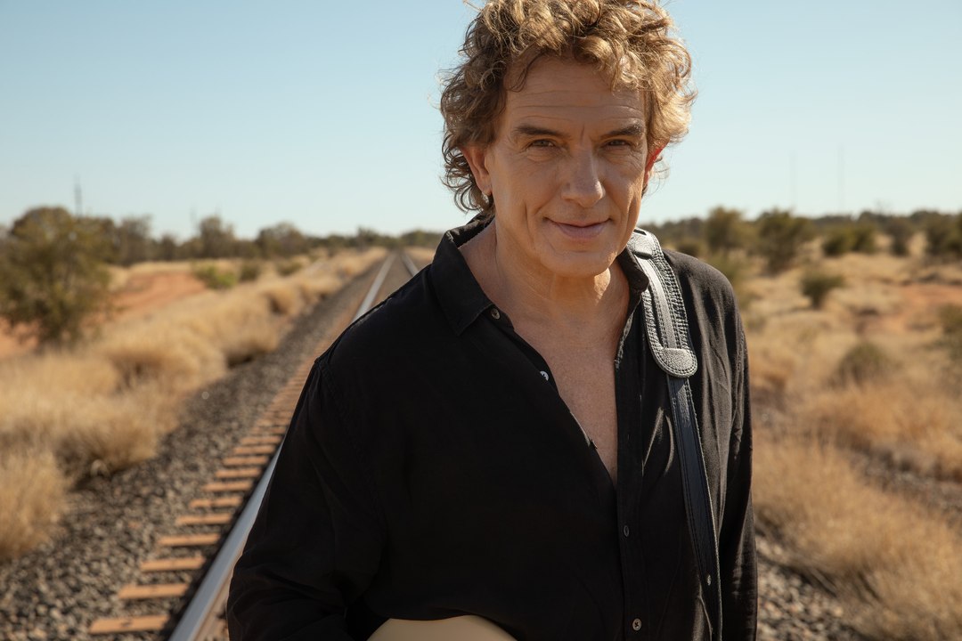 Ian Moss performs Rivers Run Dry
