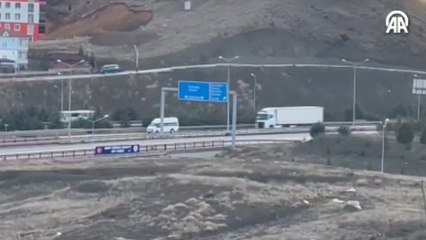 Kara yolunda geri geri giden minibüs kamerada