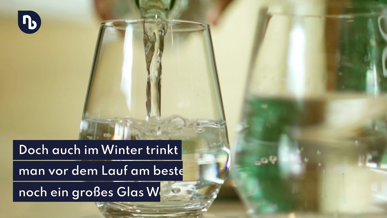 Auch vor dem winterlauf ein großes glas wasser trinken