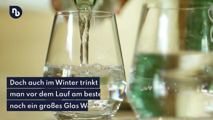 Auch vor dem Winterlauf ein großes Glas Wasser trinken