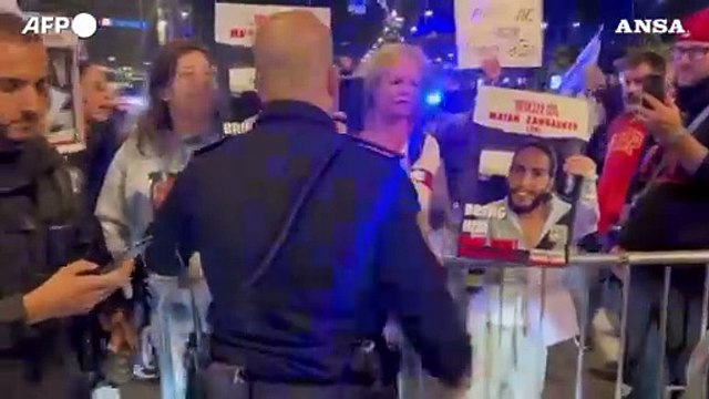 Israele, i parenti degli ostaggi irrompono alla Knesset